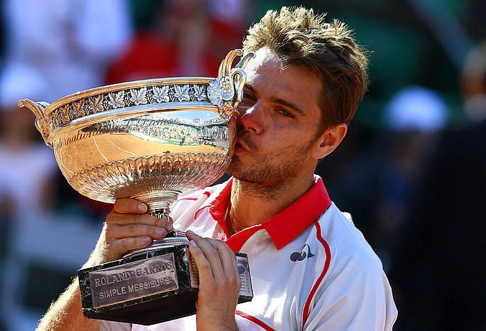 Stan Wawrinka, garaikurra eskuan, garaipena ospatzen. ROBERT GHEMENT / EFE