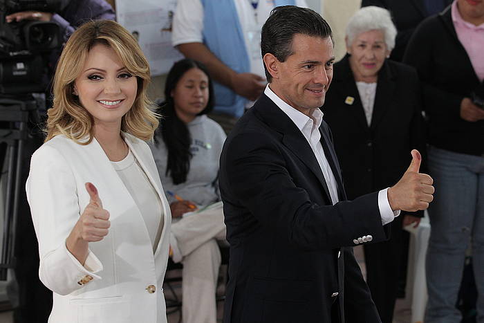 Enrique Peña Nieto eta bere emazte Angelica Rivera atzo, botoa ematen. ALEX CRUZ, EFE