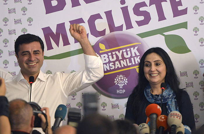 HDP alderdiko Selahattin Demirtas eta Figen Yusekda, alderdiaren agerraldian, garaipena ospatzen. DENIZ TOPRAK, EFE