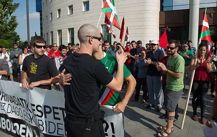 Koldo Sanchezi babesa erakusteko dozenaka lagun elkartu dira auzitegiaren atarian. JAGOBA MANTEROLA / ARGAZKI PRESS