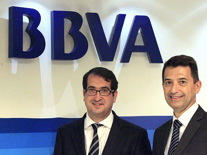 Peio Balaustegigoitia BBVAko Espainia iparraldeko lurralde zuzendaria eta Rafael Domenech BBVA Research ataleko arduraduna, gaurko prentsaurrekoan. LUIS TEJIDO / EFE