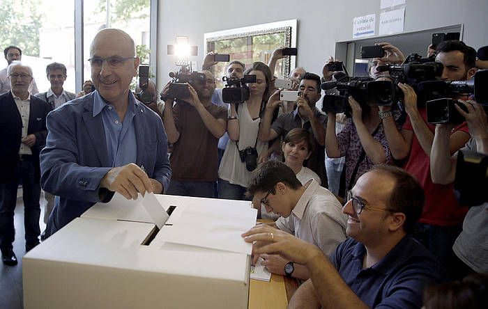 Duran i Lleida botoa ematen, atzoko galdeketan. ALBERTO ESTEVEZ / EFE