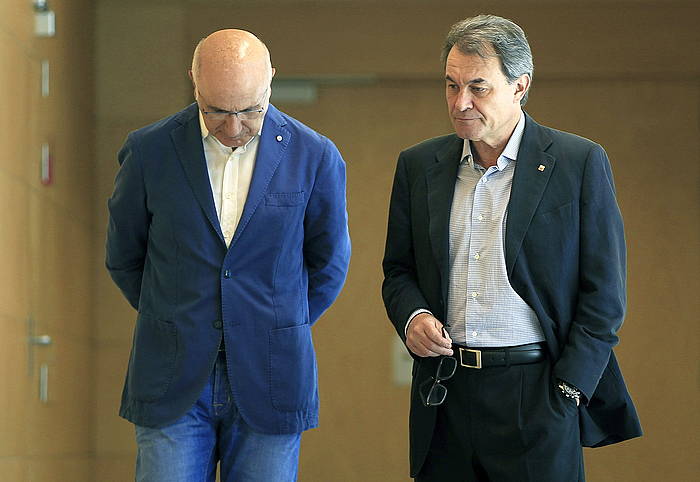 Josep Antoni Duran i Lleida (UDC) eta Artur Mas (CDC), iaz Xavier Trias CiUren Bartzelonako alkategai izendatzeko ekitaldian. ANDRE DALMAU / EFE