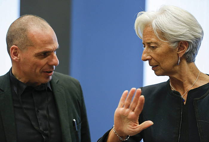 Varoufakis eta Lagarde, atzoko bileraren aurretik hizketan. JULIEN WARNAND / EFE