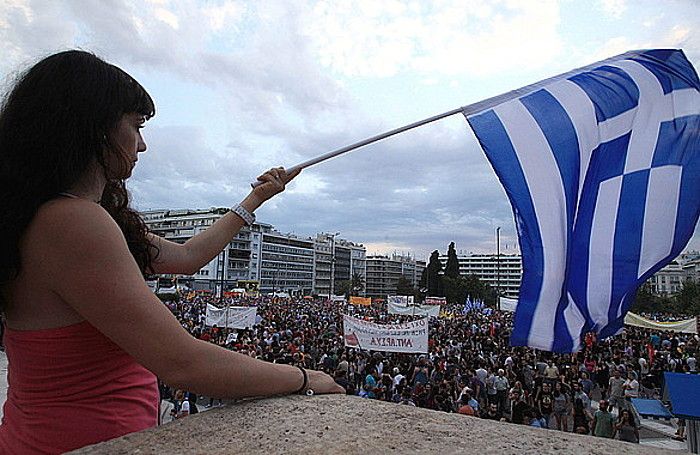 Austeritatearen aurka eta Tsiprasen gobernuaren alde joan den igandean Atenasen egindako mobilizazioa, Greziako Parlamentuaren aurrean. SIMELA PANTZARTZI / EFE