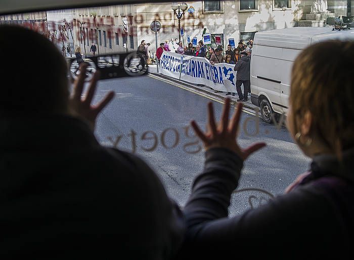 Senide batzuk, euskal presoak bisitatzeko abiatzen. LUIS JAUREGIALTZO, ARGAZKI PRESS