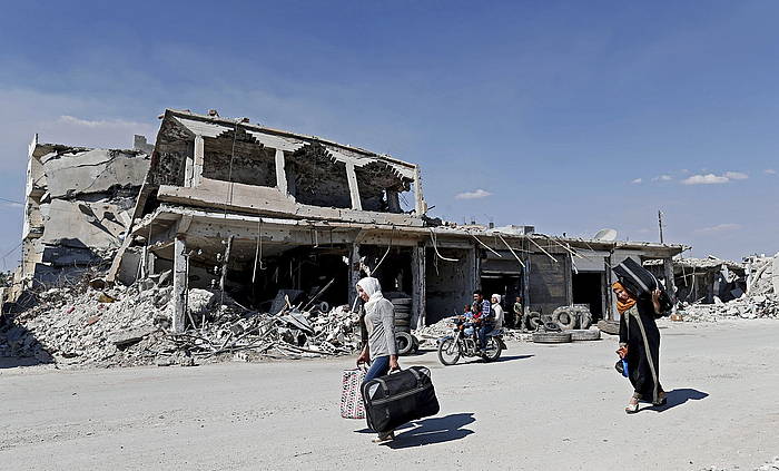 Kobane ia erabat suntsituta geratu zen iazko irailean piztutako borroken ondorioz. SEDAT SUNA / EFE