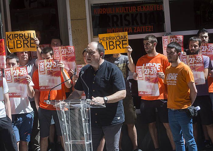 Sortuko bozeramaile Pernando Barrena, atzo, Bilboko Kirruli tabernan egindako agerraldian. LUIS JAUREGIALTZO / ARGAZKI PRESS