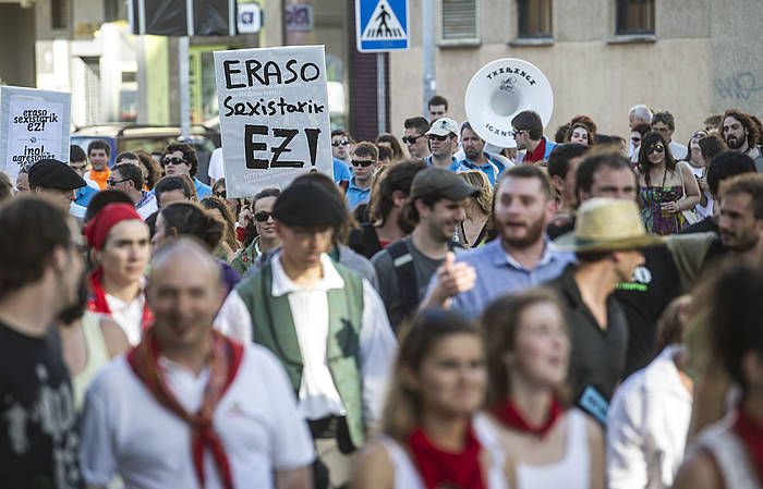 Barañaingo jaietan aste honetako erasoen aurka egin duten manifetazioa. JAGOBA MANTEROLA, ARGAZKI PRESS