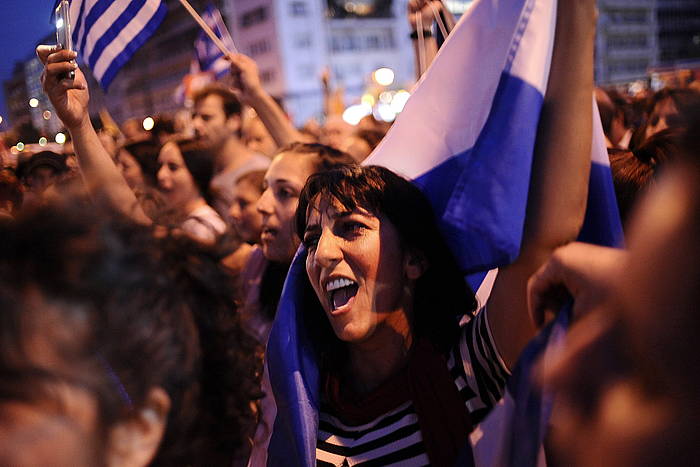 Igandeko erreferendumean ezetz bozkatzearen aldeko manifestazioa atzo, Atenas hiriburuan. FOTIS PLEGAS G. / EFE