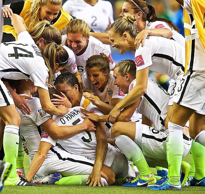 Kelley O'Hara (erdian), taldekideekin, garaipenaren gola ospatzen. ANDRE PICHETTE / EFE