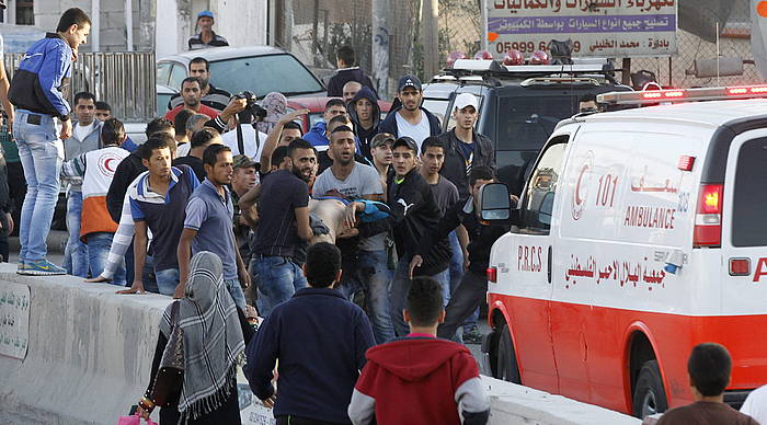 Palestinarrak tiroz hildako 17 urteko gaztearen gorpua eramaten. ALAA BADARNEH / EFE