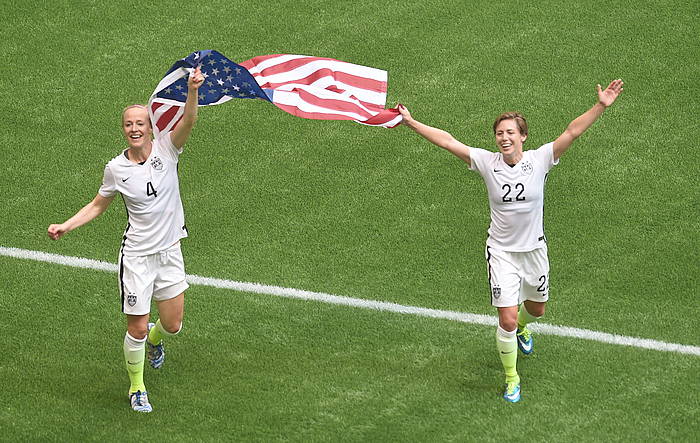 Becky Sauerbrunn eta Meghan Klingenberg, AEBetako jokalariak, bandera eskuetan, Japoniaren aurkako partida amaitu berritan. CARMMEN JASPERSEN / EFE