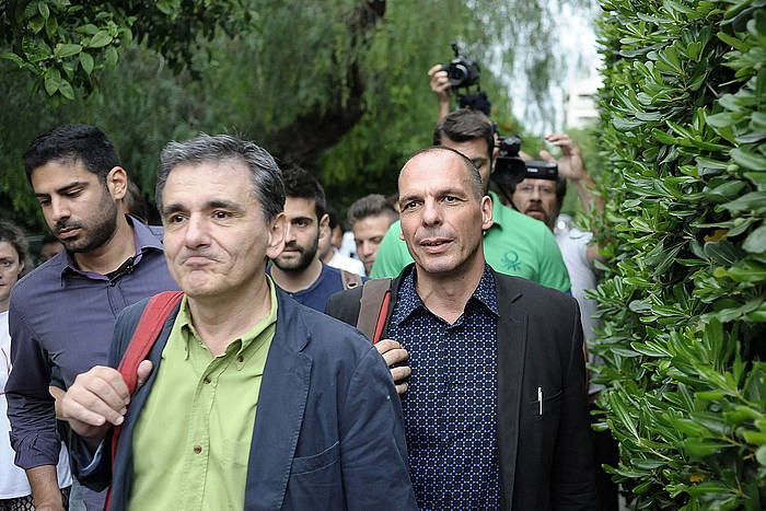 Euclid Tsakalotos, erdian, Greziako Finantza ministro berria, eta haren atzean Giannis Varufakis, orain artekoa. FOTIS PLEGAS G / EFE