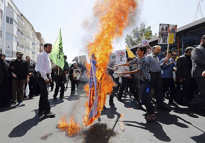 Manifestari batzuk Teheranen, atzo, AEBetako bandera erretzen. ABEDIN TAHERKENAREH, EFE