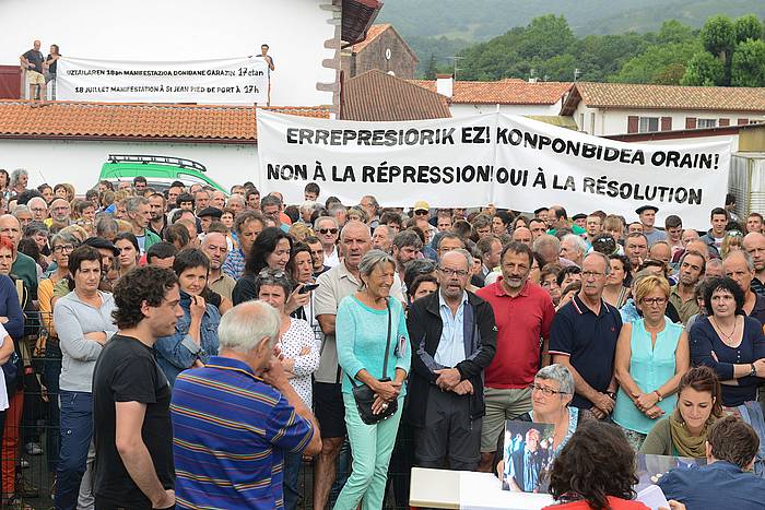 600 bat lagun bildu ziren atzo Ortzaizen, manifestaldira deitzeko. ISABELLE MIQUELESTORENA