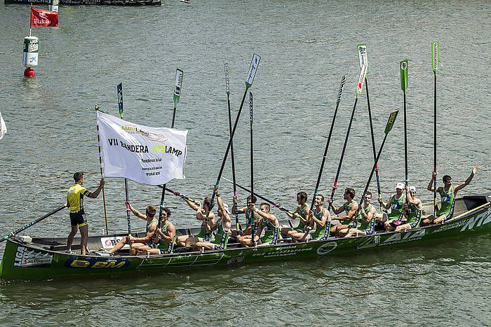 Hondarrabiako arraunlariak, atzo, Portugaleten. ARITZ LOIOLA, ARGAZKI PRESS