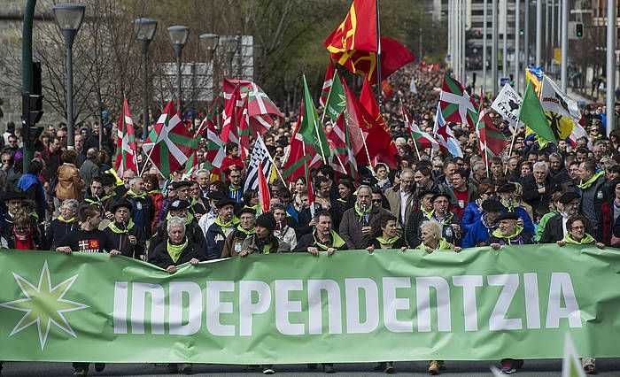 Independendista sareak aurten Iruñean ospaturiko Aberri Egunaren irudi bat. JAGOBA MANTEROLA, ARGAZKI PRESS