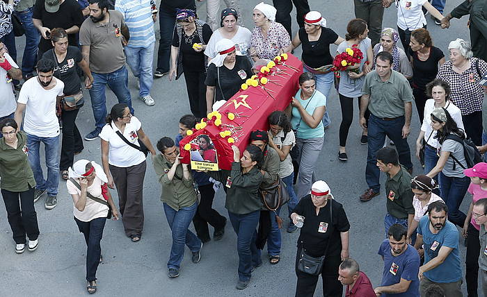 Poliziak azken egunotanko sarekada batean hildako ezkerreko militante baten hileta, atzo, Istanbulen. SEDAT SUNA, EFE