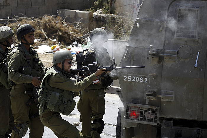 Soldadu israeldarrak palestinarrei tiroka, Hebronen. 18 hilbeteko haur palestinar baten heriotzak liskarrak gogortu ditu. ABED AL HASLHAMOUN / EFE