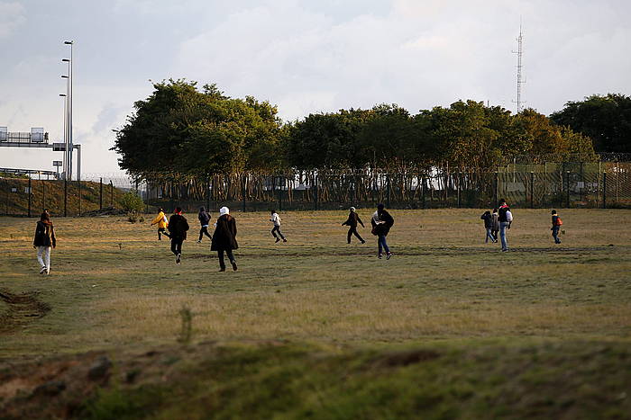 Hainbat migratzaile poliziatik ihesi, joan den ostiralean, Calaisen. YOAN VALAT / EFE