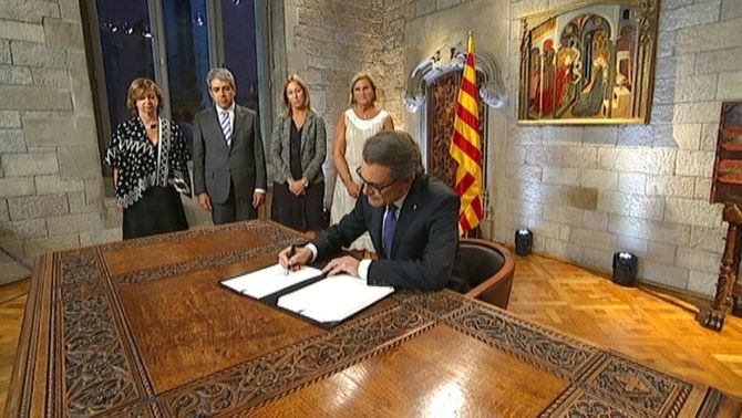 Artur Mas, hauteskundeetara deitzeko dekretua izenpetzen. TV3