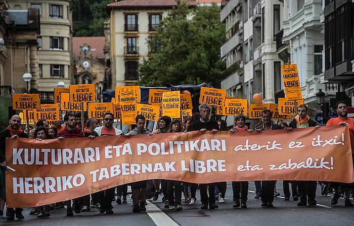 Manifestazioaren pankarta nagusiaren atzetik hainbat 'herriko tabernen' izenak zituzten kartelak erakutsi dituzte. JAGOBA MANTEROLA, ARGAZKI PRESS