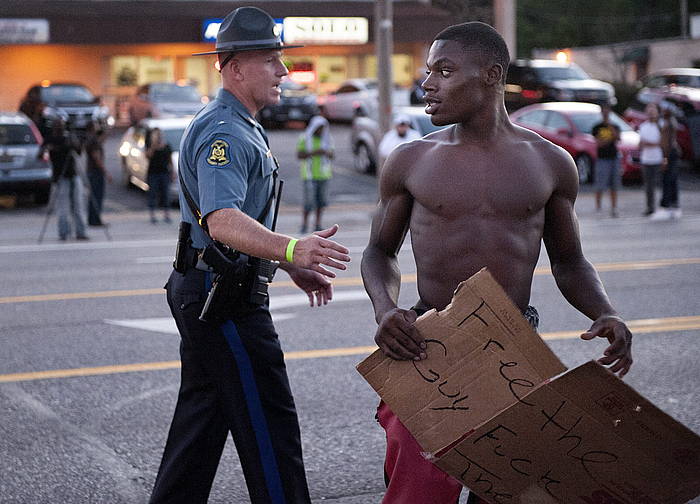 Manifestariak Fergusongo errepide nagusia mozten ahalegindu dira. SID HASTINGS / EFE