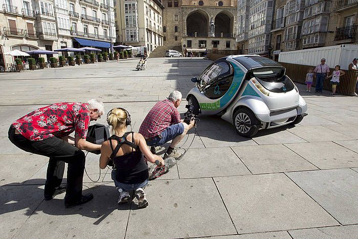 Hiriko auto elektrikoaren prototipo bat aurkezteko ekitaldia, Gasteizko Andre Mari Zuriaren plazan, 2012an. DAVID AGUILAR / EFE