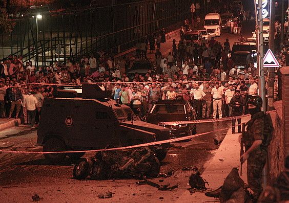 Atzo goizaldean auto bat lehertu zuten Istanbulgo polizia etxe baten ondoan. STR / EFE