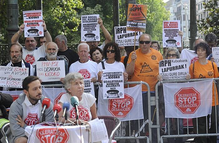 STOP Kaleratzeak elkartearen agerraldia Donostiako Bulebarrean. GORKA RUBIO / ARGAZKI PRESS