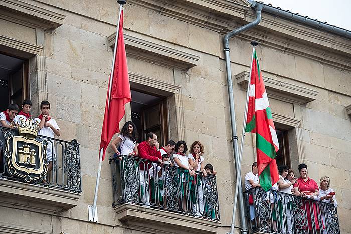 Nafarroako bandera eta ikurrina Tafallako udaletxean. JAGOBA MANTEROLA / ARGAZKI PRESS