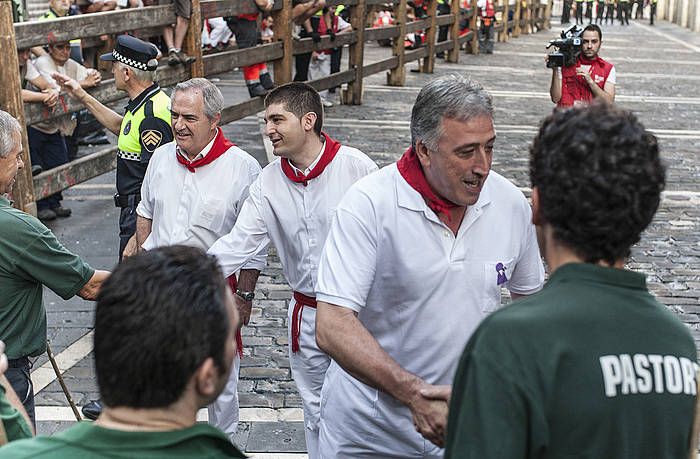 Joseba Asiron Iruñeko alkatea, sanferminetan, entzierroa hasi aurretik artzainak agurtzen. IDOIA ZABALETA / ARGAZKI PRESS