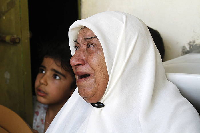 Larunbatean soldadu israeldarrek hildako Rafiq Taj gazte palestinarraren senideak haren hiletan, Nabulusen. ALAA BADARNEH / EFE