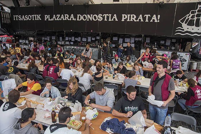 Donostiako Piraten herri bazkaria Flamenkan, Aldrebes eguna ospatzeko. ANDONI CANELLADA, ARGAZKI PRESS