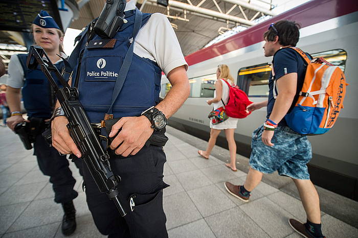 Polizia tren geltoki bat zaintzen, Bruselan. STEPHANIE LECOCQ / EFE