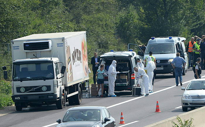 Errefuxiatuak aurkitu dituzten kamioia, Neusiedl eta Parndorf herrien artean, Austria eta Hungariaren arteko mugan, errepide baten alboan. ROLAND SCHLAGER, EFE