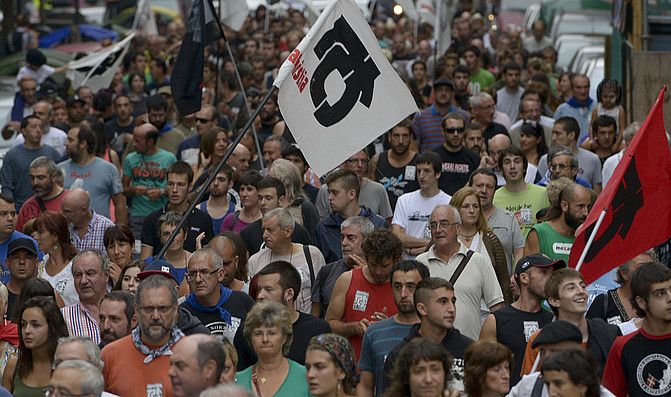 Ehunka herritar elkartu ziren Bilboko kaleetan larunbat arratsaldean eginiko manifestazioan. RAUL BOGAJO / ARGAZKI PRESS