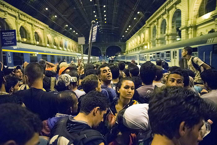 Iheslariak, Budapesteko tren geltoki batean, Hungariatik aterako dituen trenaren zain. ZOLTAN BALOGH / EFE