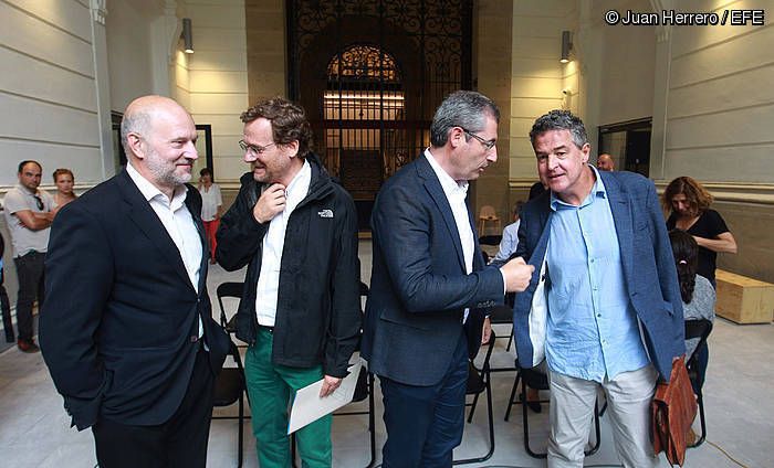 Carlos Ruiz (Kutxa Fundazioa), Pablo Berasategi (Donostia 2016), Markel Olano (Gipuzkoako Foru Aldundia) eta Joxean Muñoz (Eusko Jaurlaritza), gaur eguerdian, Tabakaleran. JUAN HERRERO / EFE