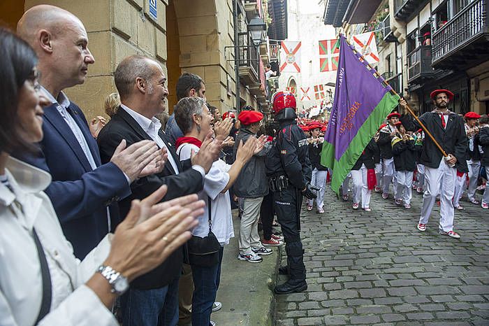 Izaskun Landaida, iaz, Hondarribiko alarde parekidea babesten. JON URBE / ARGAZKI PRESS