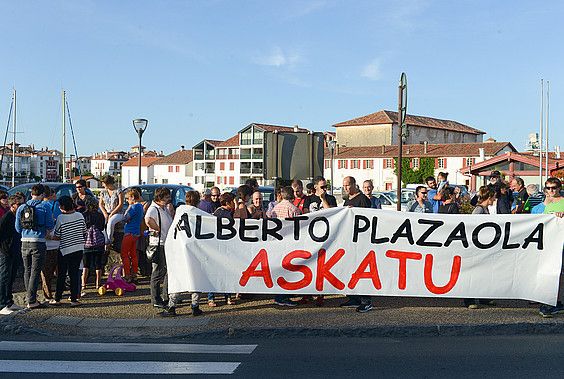 Plazaolaren atxiloketa salatzeko elkarretaratzea egin zuten atzo arratsaldean Ziburun, Bagoaz-ek deituta. ISABELLE MIQUELESTORENA