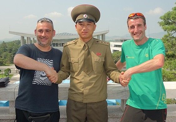 Giralt eta Mujika, 38 paraleloan, Ipar Koreak Hego Korearekin duen mugan, militar batekin. IÑAKI GIRALT-IKER MUJIKA