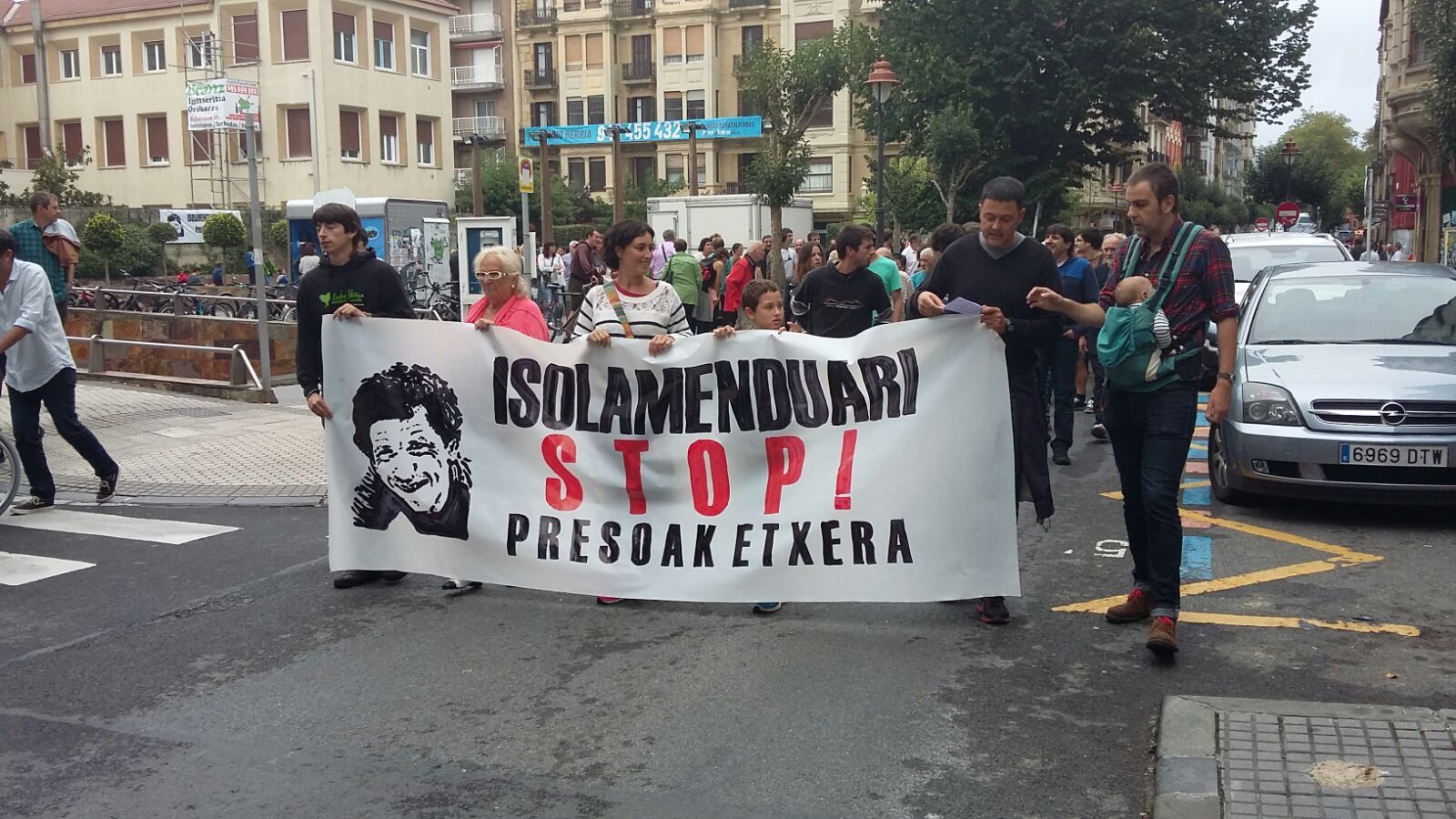 Manifestazio burua Gaskuina plazatik irteten.