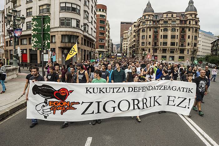 Kukutzak bizirik dirauela aldarrikatu dute manifestazioan. ARITZ LOIOLA, ARGAZKI PRESS