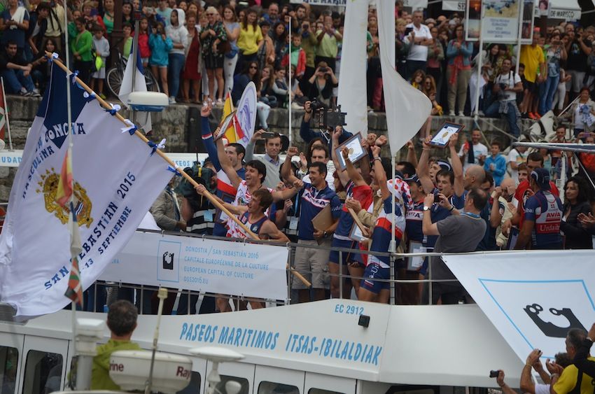 Urdaibaiko patroia eta arraunlariak, Kontxako bandera irabazi izana ospatzen. LIDE FERREIRA / IRUTXULOKO HITZA