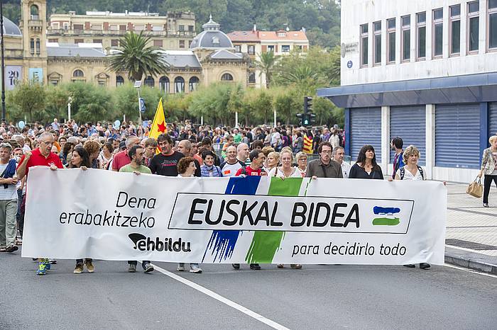 Manifestazio burua, Urbieta kalean sartzen. GORKA RUBIO / ARGAZKI PRESS