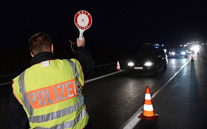 Alemaniako Polizia bat, Austriako mugan, Bad Reichenhall herriaren inguruan, autobidean auto bat gelditzen. ANDREAS GEBERT, EFE