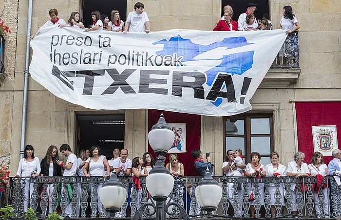 Presoen eskubideen aldeko pankarta Tafallan, txupinazoaren egunean. JAGOBA MANTEROLA / ARGAZKI PRESS