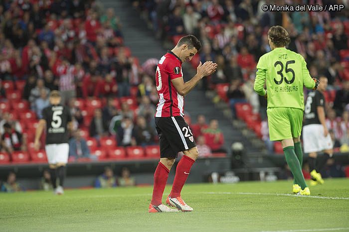 Aritz Aduriz, jokaldi bat txalotzen. MONIKA DEL VALLE / ARP